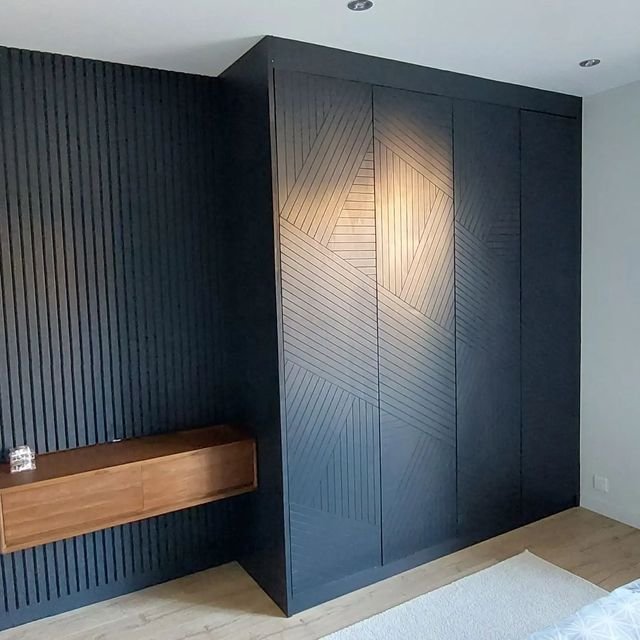 Dressing sur mesure noir aux portes rainurées et bureau suspendu en noyer