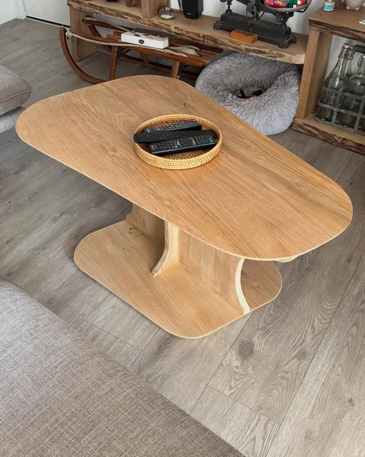 Table basse ovale en chêne massif au piètement sculpté, fabriquée sur mesure par Articréa
