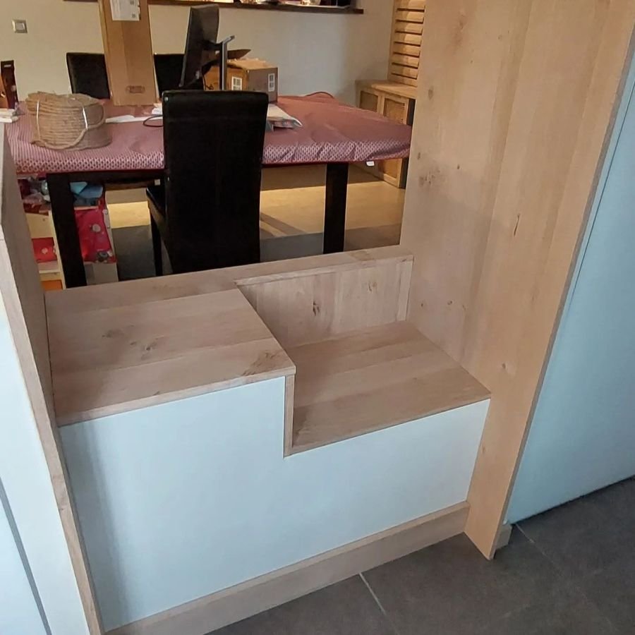Banquette et agencement de salle à manger en bois et blanc