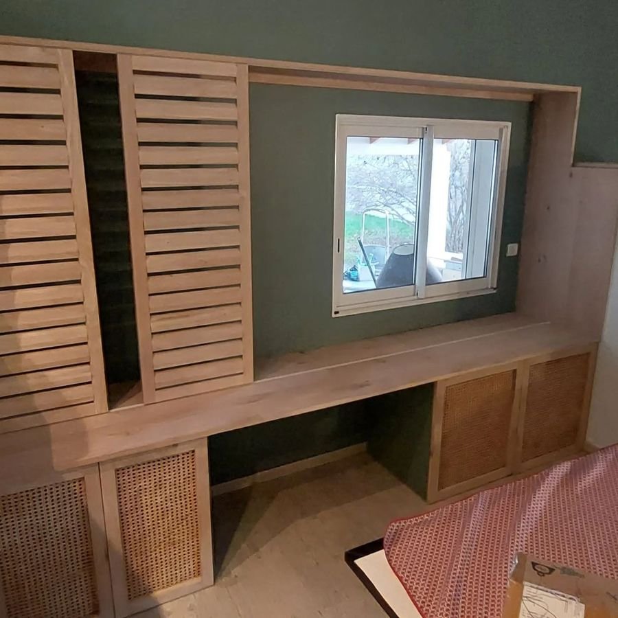 Bureau intégré sous fenêtre avec claustras en chêne et façades cannées