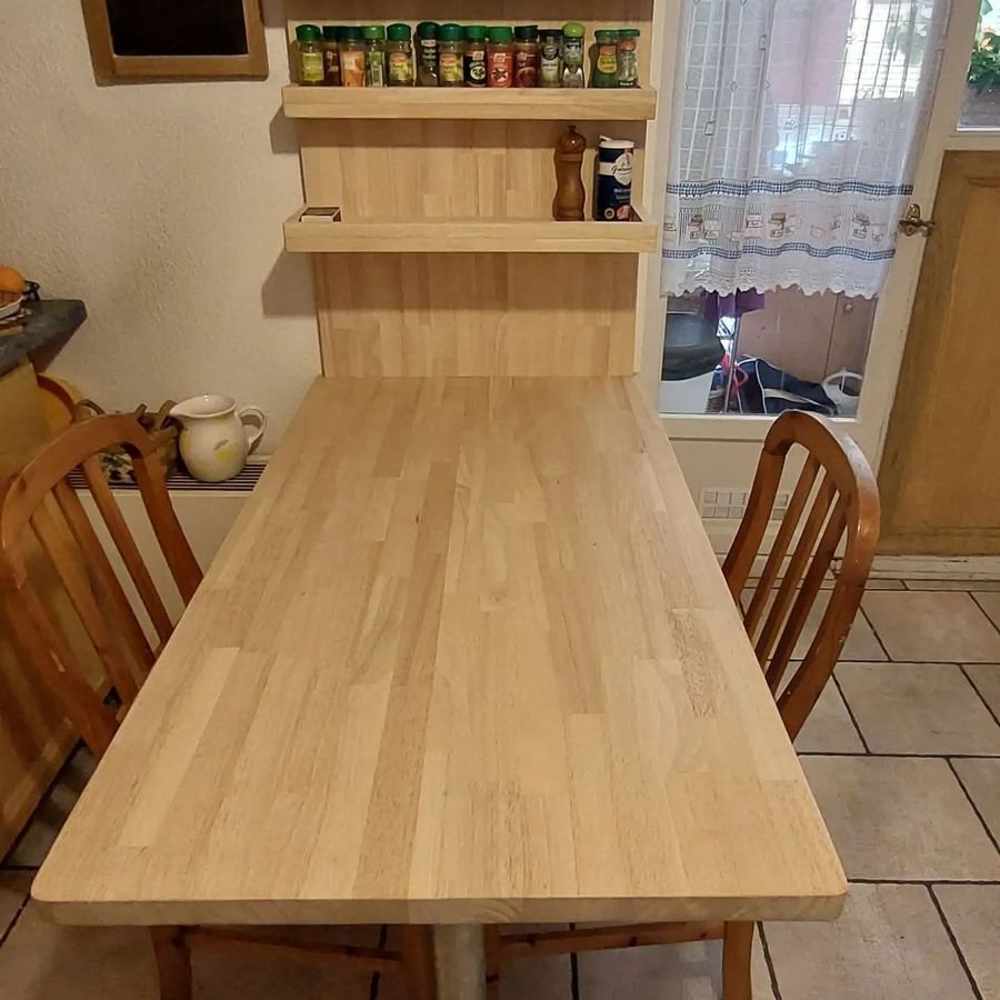 Table de cuisine en bois massif et étagère murale assortie