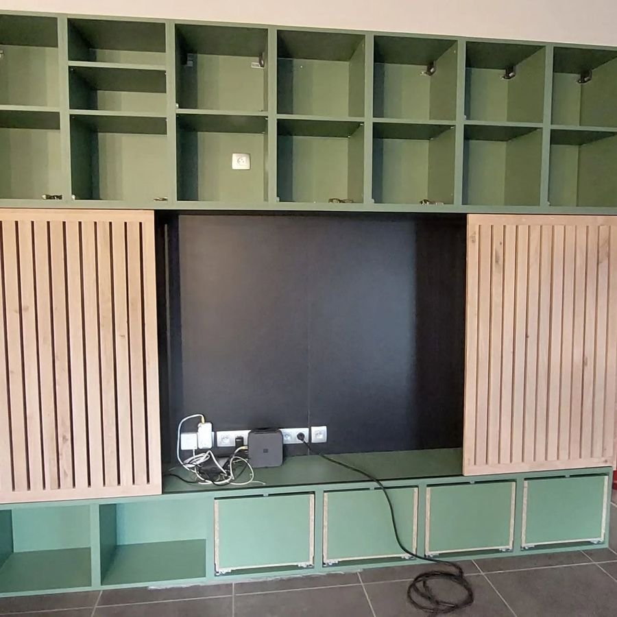 Meuble TV mural vert sur mesure avec portes coulissantes à claustras en chêne